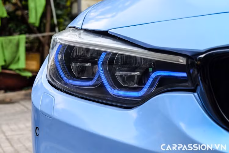 Thêm vào đó, chiếc BMW 428i độ M4 này còn được trang bị gương chiếu hậu của BMW M4 với các tính năng như camera cũng như cảnh báo điểm mù. Thêm vào đó, xe còn được trang bị líp gió hông được làm bằng chất liệu carbon của mẫu xe hiệu năng cao BMW M4 GTS. Ở phần đuôi sau, xe được trang bị cánh gió Vorsteiner được chế tạo với chất liệu carbon.