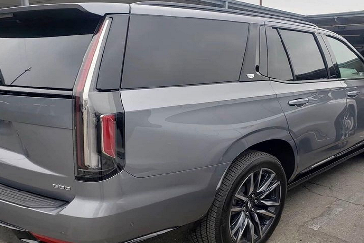 Bên cạnh đó, hệ thống đèn của Escalade 2021 thực sự gây xúc cảm mạnh mẽ cho người xem nhờ các tinh cầu LED bên trong được xếp ngay ngắn, phôi kính đen mờ huyền bí. Tiếp tới, theo đúng phong cách thiết kế ngày nay của Cadillac, Escalade cũng sở hữu cụm đèn định vị ban ngày đặt dọc, kéo dài hết 3/4 chiều cao đầu xe giống như những "người anh em" CT6 hay XTS...