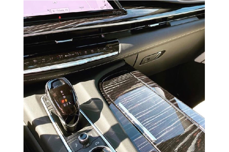 Đối với không gian nội thất, Cadillac Escalade 2021 là minh chứng rõ ràng nhất cho sự thay đổi mang tính tích cực của hãng xe Mỹ. Sự sang trọng và tính tế chính là hai mỹ từ có thể nói về khoang cabin này. Song hành với đó, Escalade 2021 còn mang tới cho chủ nhân cả một "Bầu trời công nghệ", không thua kém bất cứ đối thủ nào trong phân khúc với hàng loạt trang bị hiện đại.