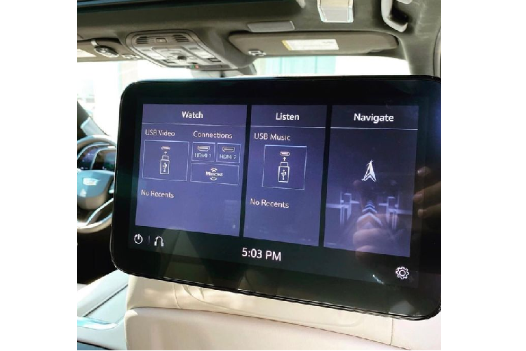 Ngoài ra, Cadillac Escalade 2021 cũng không thiếu vắng các trang bị giải trí đỉnh cao nhất như hệ thống âm thanh tinh chỉnh bởi AKG với 19 loa và 1 loa siêu trầm, màn hình cảm ứng giải trí cho hàng ghế thứ hai, các cổng kết nối với điện thoại thông minh.