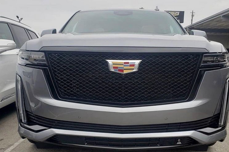 Thay vì sử dụng cần số đặt sau vô-lăng như các mẫu xe Cadillac trước đây, Escalade 2021 được trang bị cần số điện tử đặt ngay dưới bệ điều khiển trung tâm. Nhằm gia tăng sự thực dụng và êm ái trên mọi loại địa hình, Cadillac Escalade 2021 sử dụng hệ thống treo thích ứng Air Ride giúp xe có thể tự động cân bằng trọng lượng và điều chỉnh khoảng sáng gầm xe. Hiểu một khách đơn giản rằng người dùng có thể tự thiết lập hoặc cài đặt tự động chiều cao của xe mỗi lần lên xuống hay khi đi vào những địa hình gồ ghề, phức tạp.