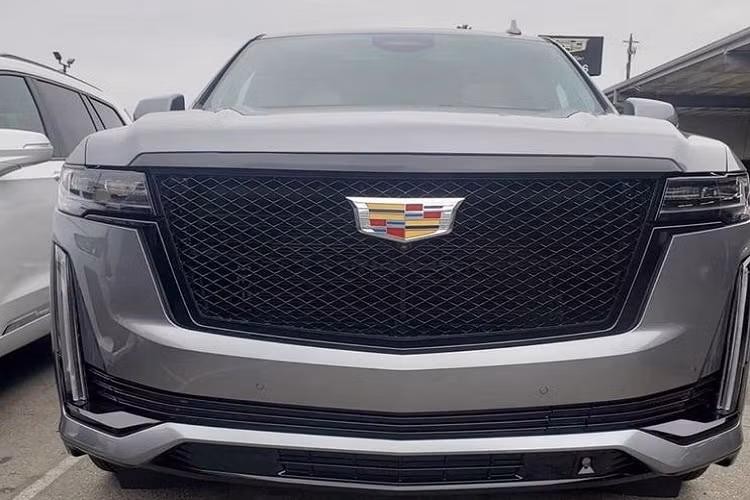 Thay vì sử dụng cần số đặt sau vô-lăng như các mẫu xe Cadillac trước đây, Escalade 2021 được trang bị cần số điện tử đặt ngay dưới bệ điều khiển trung tâm. Nhằm gia tăng sự thực dụng và êm ái trên mọi loại địa hình, Cadillac Escalade 2021 sử dụng hệ thống treo thích ứng Air Ride giúp xe có thể tự động cân bằng trọng lượng và điều chỉnh khoảng sáng gầm xe. Hiểu một khách đơn giản rằng người dùng có thể tự thiết lập hoặc cài đặt tự động chiều cao của xe mỗi lần lên xuống hay khi đi vào những địa hình gồ ghề, phức tạp.