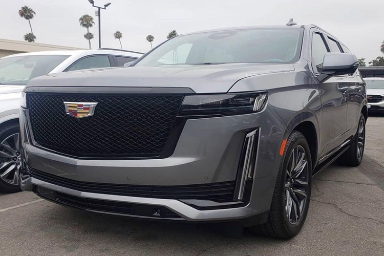 Về truyền động, Cadillac Escalade 2021 ESV Platinum sử dụng động cơ dầu 6 xy-lanh tăng áp 3.0L, sản sinh công suất "chỉ" 277 mã lực. Tuy nhiên, lực mô-men xoắn mà mẫu SUV Full-size này tạo ra lại rất đáng nể, lên tới 623 Nm, chắc chắn sẽ mang tới trải nghiệm mạnh mẽ cho người sử dụng. Đi kèm với đó còn là trang bị hộp số tự động 10 cấp tiên tiến. 