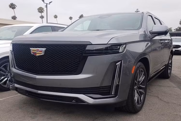 Về truyền động, Cadillac Escalade 2021 ESV Platinum sử dụng động cơ dầu 6 xy-lanh tăng áp 3.0L, sản sinh công suất "chỉ" 277 mã lực. Tuy nhiên, lực mô-men xoắn mà mẫu SUV Full-size này tạo ra lại rất đáng nể, lên tới 623 Nm, chắc chắn sẽ mang tới trải nghiệm mạnh mẽ cho người sử dụng. Đi kèm với đó còn là trang bị hộp số tự động 10 cấp tiên tiến. 