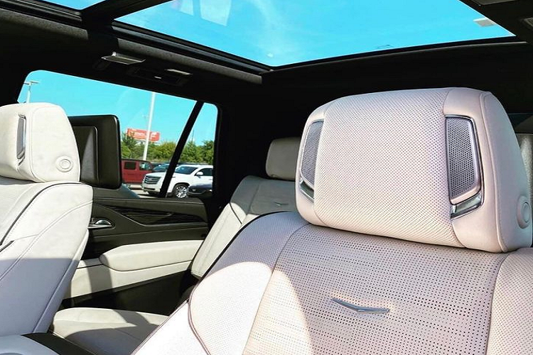 Cadillac Escalade 2021 được phát triển trên nền tảng khung gầm và hệ thống treo hoàn toàn mới, nhờ đó không gian cabin bên trong rộng rãi và khoáng đạt hơn đáng kể so với trước đây, ngay cả trên biến thể tiêu chuẩn. Đặc biệt, hãng còn ưu ái trang bị cho mẫu SUV cỡ lớn này bộ mâm với kích thước khủng 22 inch, đa chấu, góp phần gia tăng sự đồng điệu về mặt ngoại thất của xe.