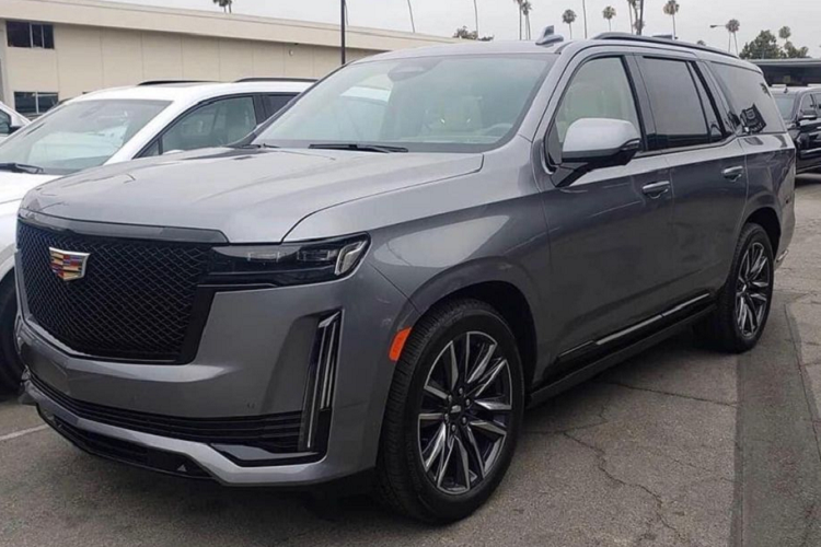 Mới đây, một doanh nghiệp chuyên nhập khẩu xe tư nhân tại Việt Nam đã đăng tải thông tin đơn vị này đã bắt đầu nhận đặt hàng mẫu Cadillac Escalade 2021 mới với giá hơn 8 tỷ đồng, xe thuộc phiên bản ESV Platinum cao cấp nhất. Đây được xem là một tin vui đối với các đại gia trong nước khi đã có thể sở hữu mẫu xe này một cách nhanh chóng.