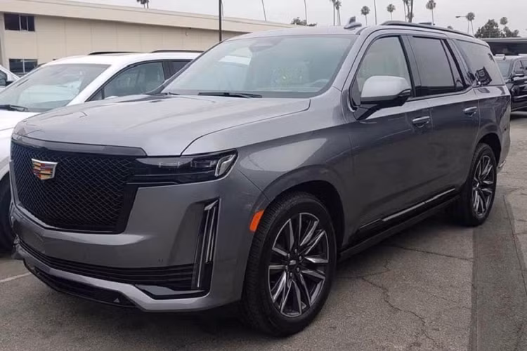 Mới đây, một doanh nghiệp chuyên nhập khẩu xe tư nhân tại Việt Nam đã đăng tải thông tin đơn vị này đã bắt đầu nhận đặt hàng mẫu Cadillac Escalade 2021 mới với giá hơn 8 tỷ đồng, xe thuộc phiên bản ESV Platinum cao cấp nhất. Đây được xem là một tin vui đối với các đại gia trong nước khi đã có thể sở hữu mẫu xe này một cách nhanh chóng.
