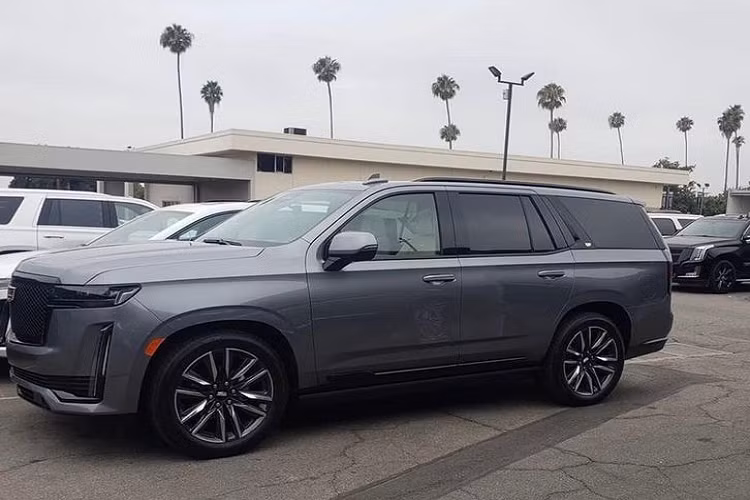 Nhắc tới xe sang Cadillac Escalade là nhắc tới một mẫu SUV cỡ lớn thực sự với biệt danh "Khủng long Mỹ". Về thiết kế ngoại thất, Cadillac Escalade 2021 là sự pha trộn giữa nét đẹp của quá khứ truyền thống và tư duy thiết kế theo âm hưởng tương lai. Ở phần đầu xe, hiện diện nổi bật hơn cả vẫn là bộ mặt ca-lăng to bản với các nan mạ chrome xếp ngang, logo thương hiệu đặt ngay chính giữa. Sự thay đổi bắt đầu tới từ cụm đèn chiếu sáng được đặt ngang thay vì dọc như phiên bản tiền nhiệm.