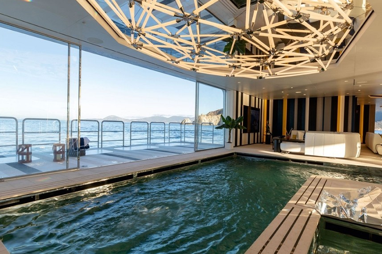 Du thuyền Luminosity triệu đô có thể chứa tổng cộng 27 vị khách trong 12 phòng ngủ thường và 1 phòng master, cộng thêm đoàn thủy thủ 37 người ở những khu vực riêng biệt. Phòng master của chủ du thuyền có mặt sàn và sân thượng riêng tư, và một văn phòng tách biệt.