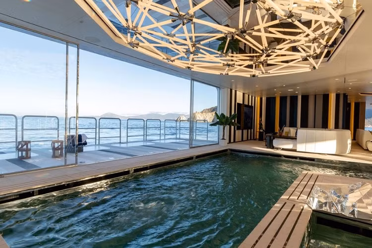 Du thuyền Luminosity triệu đô có thể chứa tổng cộng 27 vị khách trong 12 phòng ngủ thường và 1 phòng master, cộng thêm đoàn thủy thủ 37 người ở những khu vực riêng biệt. Phòng master của chủ du thuyền có mặt sàn và sân thượng riêng tư, và một văn phòng tách biệt.