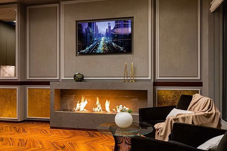 Bể tạo dòng nước ngược cũng có thể biến đổi thành sàn nhảy chỉ với một nút bấm, vậy nên toàn bộ khu vực này có thể phục vụ nhu cầu giải trí ban đêm.