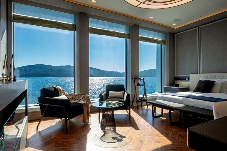 Sử dụng một hệ thống đẩy hybrid dầu-điện, Luminosity có thể đạt tốc độ tối đa 16,5 hải lý (30,5 km/h), nhưng có thể di chuyển đều một cách dễ chịu tốc độ 10 hải lý (18,5 km/h), với cự li di chuyển 8.000 dặm hải lý. Tổng cộng 6 máy phát điện chạy dầu Caterpillar C32 công suất 1.334 mã lực chịu trách nhiệm điều khiển 2 bộ đẩy ABB Azipods 2.200 kW, trong khi các cụm pin lithium polymer cung cấp đủ năng lượng để vận hành 12 giờ hoàn toàn yên tĩnh khi đứng yên, không xả khí thải.