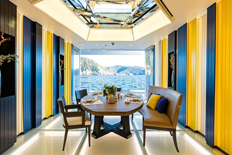 Những trang bị tiện nghi khác trên Luminosity bao gồm sân đỗ trực thăng cấp độ thương mại (có kèm trạm tiếp nhiên liệu), câu lạc bộ sức khỏe thượng đẳng kiêm câu lạc bộ biển với phòng tắm hơi, phòng gym đủ trang bị, bể bơi nước lạnh và bể tạo dòng nước ngược.