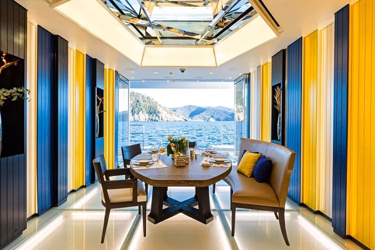 Những trang bị tiện nghi khác trên Luminosity bao gồm sân đỗ trực thăng cấp độ thương mại (có kèm trạm tiếp nhiên liệu), câu lạc bộ sức khỏe thượng đẳng kiêm câu lạc bộ biển với phòng tắm hơi, phòng gym đủ trang bị, bể bơi nước lạnh và bể tạo dòng nước ngược.