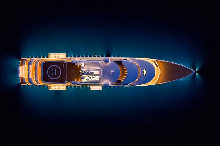 Siêu du thuyền Luminosity đã chính thức ra mắt trong tháng 2 năm 2019, nhưng phải tới mùa xuân năm nay thì nó mới được gửi tới người chủ đầu tiên. Không lâu sau đó, nó đã được rao bán trên trang Fraser Yachts với giá yêu cầu 225 triệu euro (tương đương 6.192 tỷ đồng). Hoàn thiện tại xưởng đóng tàu Benetti ở Ý, Luminosity được thiết kế với mục tiêu trở thành một trong những siêu du thuyền xanh nhất trên biển cả.