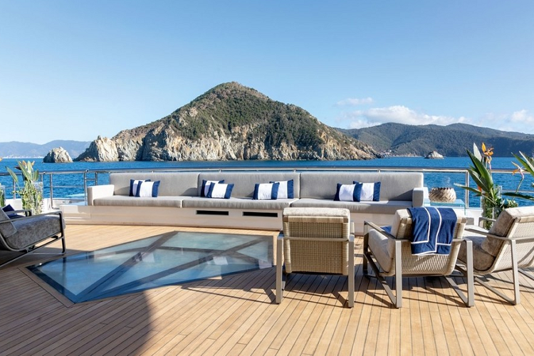 Ngoại thất của du thuyền là thành quả của một mối hợp tác giữa Azure Naval Architects, Reymond Langton Design, Zaniz Interiors và Giorgio Cassetta, trong khi nội thất đã được làm hoàn toàn bởi Zaniz Interiors. Luminosity có sử dụng 836 mét vuông kính, bao gồm những cửa sổ lớn từ sàn tới trần hoặc giếng trời lớn. Nói một cách khác, siêu du thuyền này ngập tràn ánh sáng tự nhiên, phù hợp đúng cái tên của nó.