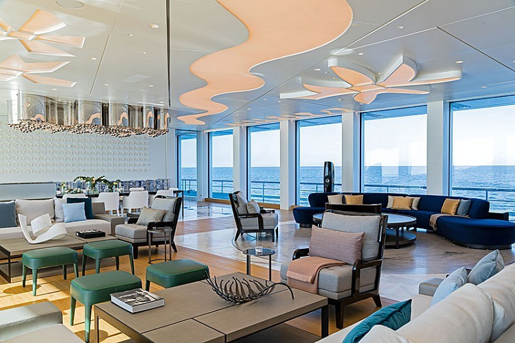 Không chỉ có vậy, nội thất còn thể hiện yếu tố “xanh môi trường” theo nghĩa bóng, thông qua cầu thang kính nổi được bao quanh bởi các màn hình tương tác và “hoa điện tử” mà có thể mở ra khi chúng phát hiện chuyển động. Mặc dù chi tiết này không thể mang tới trải nghiệm lý thú như đi qua một cánh rừng thật, nhưng nó là thứ giống thế nhất và cực kỳ ấn tượng khi cân nhắc rằng mọi thứ đang xảy ra trên biển.