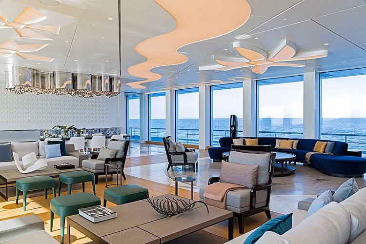 Không chỉ có vậy, nội thất còn thể hiện yếu tố “xanh môi trường” theo nghĩa bóng, thông qua cầu thang kính nổi được bao quanh bởi các màn hình tương tác và “hoa điện tử” mà có thể mở ra khi chúng phát hiện chuyển động. Mặc dù chi tiết này không thể mang tới trải nghiệm lý thú như đi qua một cánh rừng thật, nhưng nó là thứ giống thế nhất và cực kỳ ấn tượng khi cân nhắc rằng mọi thứ đang xảy ra trên biển.