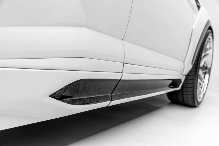 Đến với 1016 Industries, hãng độ này sẽ tinh tế biến chiếc Urus của bạn trở nên hầm hố hơn nhưng sẽ không làm nó bị “mập” và “lố” bằng những bộ body kit rườm rà. Chuyên gia Carbon Composite sẽ chỉ sử dụng những mảnh ốp thân xe mở rộng cũng như một số trang bị nâng cấp ở đầu và đuôi xe để tạo nên gói độ này. Tuy là ít nhưng gói độ của 1016 Industries chắc chắn sẽ làm cho chiếc Lamborghini Urus ấn tượng hơn nhưng vẫn giữ được thân hình cơ bắp và góc cạnh vốn có.