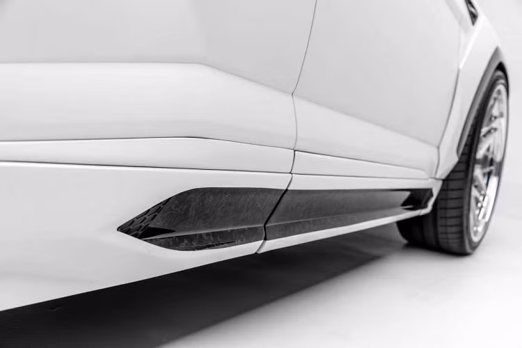 Đến với 1016 Industries, hãng độ này sẽ tinh tế biến chiếc Urus của bạn trở nên hầm hố hơn nhưng sẽ không làm nó bị “mập” và “lố” bằng những bộ body kit rườm rà. Chuyên gia Carbon Composite sẽ chỉ sử dụng những mảnh ốp thân xe mở rộng cũng như một số trang bị nâng cấp ở đầu và đuôi xe để tạo nên gói độ này. Tuy là ít nhưng gói độ của 1016 Industries chắc chắn sẽ làm cho chiếc Lamborghini Urus ấn tượng hơn nhưng vẫn giữ được thân hình cơ bắp và góc cạnh vốn có.