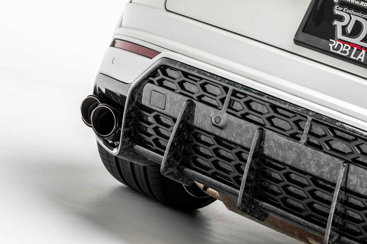 Ngoài ra, một số chi tiết khác bên ngoài cũng sẽ được nâng cấp như ốp gương, nắp ca-pô mới với hai khe gió lõm, cánh gió hai tầng,… Dĩ nhiên, tất cả đều sẽ được cung cấp với hai loại vật liệu trên. Hãng độ này cũng sẽ bán riêng cho Urus nhiều tùy chọn mâm khác nhau, và hai trong số đó đang xuất hiện trong bài viết này, một bộ mâm màu crom sáng và một bộ mâm màu đen, cả hai đều có thiết kế đa chấu đẹp mắt.