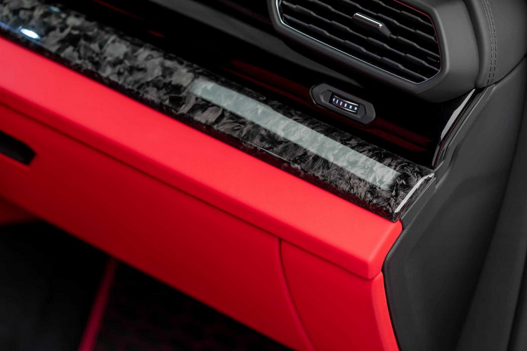 Ở trong, khoang nội thất của xe vẫn sẽ giữ được thiết kế vốn có. Tuy nhiên, 1016 Industries sẽ thay các chi tiêt bằng nhôm, composite tối màu tại bảng táp-lô, ốp cửa và vô-lăng thành những mảnh ốp bằng sợi carbon. Nếu muốn, hãng cũng sẽ hỗ trợ khách hàng bọc lại nội thất với màu mới và họa tiết đặc biệt.