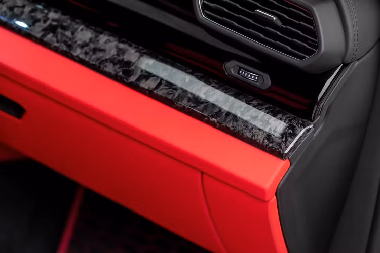 Ở trong, khoang nội thất của xe vẫn sẽ giữ được thiết kế vốn có. Tuy nhiên, 1016 Industries sẽ thay các chi tiêt bằng nhôm, composite tối màu tại bảng táp-lô, ốp cửa và vô-lăng thành những mảnh ốp bằng sợi carbon. Nếu muốn, hãng cũng sẽ hỗ trợ khách hàng bọc lại nội thất với màu mới và họa tiết đặc biệt.