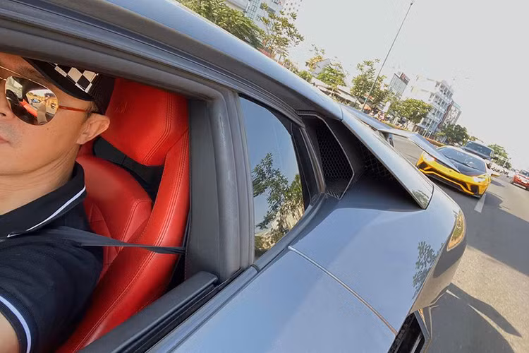 Về phần chiếc Lamborghini Aventador LP700-4 độ Liberty Walk, sau hơn nửa năm mang trên mình ngoại thất xanh lam crôm bằng đề-can, chiếc xe này đã được thay áo mới màu trắng nhám khi đổi chủ. Đối lập với bộ áo trắng nhám trên siêu xe Lamborghini Aventador Limited Edition 50 độc nhất Việt Nam còn phải kể đến nhiều chi tiết bằng sợi carbon trong bản độ body kit hàng hiếm chỉ có 50 xe trên thế giới.