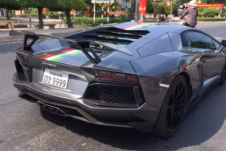 Ngoài ra, chiếc siêu xe Lamborghini Aventador LP700-4 còn lại có gói độ Novitec, xe mang biển "tứ quý" 9 của Lào được trưởng đoàn Car Passion điều khiển. Siêu bò này mang ngoại thấy màu xám lông chuột cùng với 3 sọc màu xanh lá cây, trắng và đỏ dán ở nắp capô tượng trưng cho Quốc kỳ nước Ý, cũng là quê hương của hãng siêu xe Lamborghini.