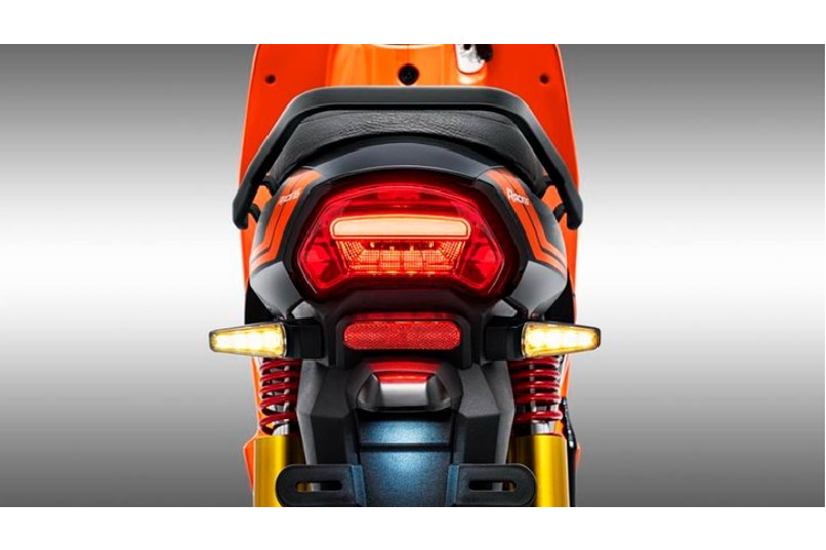 Hệ thống treo của xe vẫn khá truyền thống với cặp phuộc ống lồng phía trước và giảm xóc đơn phía sau. Tuỳ vào phiên bản, xe sẽ được trang bị vành đúc hoặc vành nan, giảm xóc sau lò xo hoặc giảm xóc đi kèm bình dầu phụ.