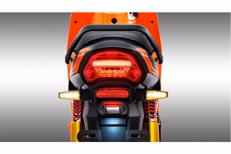 Hệ thống treo của xe vẫn khá truyền thống với cặp phuộc ống lồng phía trước và giảm xóc đơn phía sau. Tuỳ vào phiên bản, xe sẽ được trang bị vành đúc hoặc vành nan, giảm xóc sau lò xo hoặc giảm xóc đi kèm bình dầu phụ.