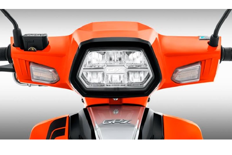 Bên cạnh sự hiện đại ở đèn pha, mẫu xe số GPX Rock 110 còn có các trang bị đáng chú ý khác như bộ vành đúc, phanh đĩa và đặc biệt là đồng hồ kỹ thuật kỹ thuật số hoàn toàn, thể hiện các thông số chính của xe như thời gian, vận tốc, hành trình, cấp số cũng như lượng xăng.