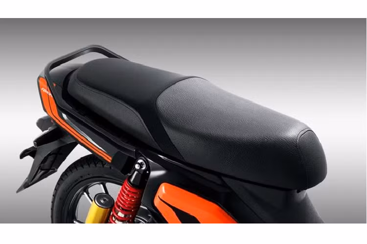 Mặt đèn của GPX Rock 110 có tạo hình lục giác, bên trong là đèn pha ứng dụng công nghệ LED. Không chỉ có đèn pha, toàn bộ hệ thống chiếu sáng còn lại của xe như đèn xinhan và đèn phanh cũng ứng dụng công nghệ chiếu sáng này, giúp đèn xe có tuổi lọ dài hơn cũng như hiệu năng chiếu sáng cao hơn.