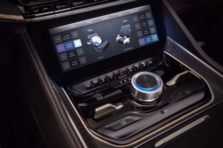 Ở mặt trước, cụm lưới tản nhiệt 6 nan dọc đặc trưng được thiết kế cách điệu khi tích hợp đèn chiếu sáng LED. Hệ thống chiếu sáng trước sử dụng đèn pha dạng projector với điểm nhấn là chi tiết gỗ tếch. Ở hốc hút gió hai bên của xe là đèn sương mù dạng LED, cản trước đi kèm ốp gầm máy bằng nhôm màu đen. Nhìn chung chiếc xe sở hữu nhiều chi tiết phát sáng như logo, ốp chrome cầu kỳ và phức tạp (mặc dù phiên bản sản xuất có thể sẽ lược bỏ bớt một số điểm nhấn).