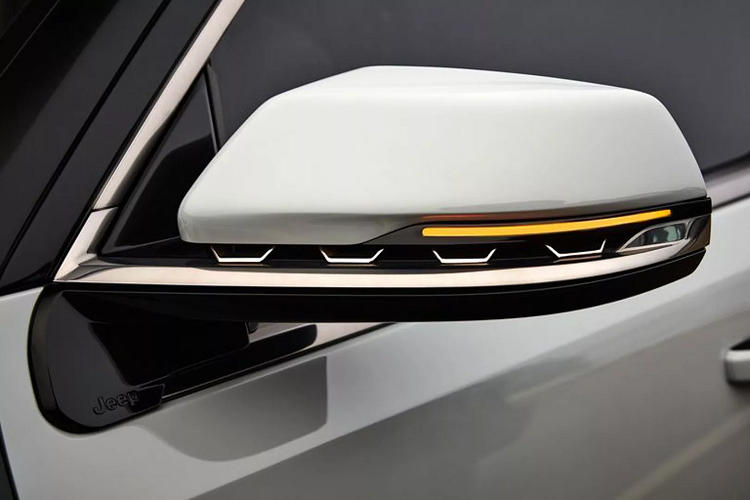 Cabin xe trông sang trọng, hiện đại và thanh lịch, với sự kết hợp hài hòa giữa chất liệu gỗ và da. Số lượng màn hình được tìm thấy bên trong là “nhiều đến vô lý” bởi nếu đúng như ảnh, đây sẽ là mẫu SUV cỡ lớn đầu tiên được trang bị màn hình giải trí 10.25 inch, cho phép xem video, hình ảnh, lướt web,...cho hành khách ngồi ghế phụ của xe.