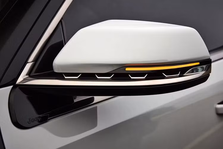 Cabin xe trông sang trọng, hiện đại và thanh lịch, với sự kết hợp hài hòa giữa chất liệu gỗ và da. Số lượng màn hình được tìm thấy bên trong là “nhiều đến vô lý” bởi nếu đúng như ảnh, đây sẽ là mẫu SUV cỡ lớn đầu tiên được trang bị màn hình giải trí 10.25 inch, cho phép xem video, hình ảnh, lướt web,...cho hành khách ngồi ghế phụ của xe.