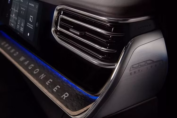 Tại thời điểm này, vẫn chưa rõ liệu Jeep sẽ cung cấp 2 phiên bản chiều dài trục cơ sở khác nhau như các đối thủ chính của nó hay không. Dự kiến, Jeep Grand Wagoneer 2022 và mẫu xe nhỏ hơn là Jeep Wagoneer 2022 sẽ chính thức được đi vào sản xuất vào quý II năm 2011 tại nhà máy Warren của liên minh Fiat-Chrysler đặt ở Detroit, bang Michigan.