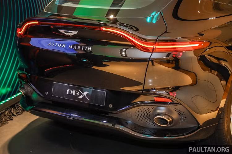 Bên cạnh đó, sự sang trọng và tinh tế của DBX còn tới từ các vật liệu cấu thành nên khoang nội thất này. Theo đó, khoang cabin của DBX được cấu tạo chủ yếu từ da thượng hạng, da lộn Alcantara, gỗ tự nhiên, kim loại phay xước... bạn sẽ khó có thể kiếm ra một chi tiết bằng nhựa nào trong cabin xe.