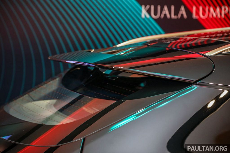 Kết hợp với khối động cơ mạnh mẽ này chính là hộp số 9 cấp tự động chuyển đổi mô men xoắn và hệ dẫn động 4 bánh cùng với các vi sai hoạt động bao gồm vi sai trung tâm chủ động và vi sai chống trượt giới hạn phía sau giúp xáo trộn mô-men xoắn giữa các bánh xe.