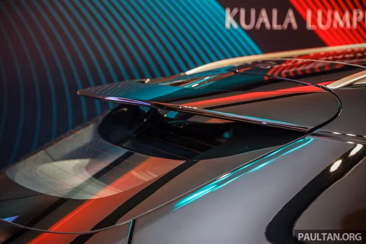 Kết hợp với khối động cơ mạnh mẽ này chính là hộp số 9 cấp tự động chuyển đổi mô men xoắn và hệ dẫn động 4 bánh cùng với các vi sai hoạt động bao gồm vi sai trung tâm chủ động và vi sai chống trượt giới hạn phía sau giúp xáo trộn mô-men xoắn giữa các bánh xe.