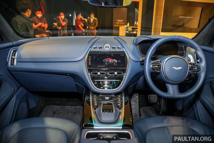 Aston Martin DBX 2020 mới có trọng lượng chỉ 2.245 kg và kích thước tổng thể đạt 5.039 x 1.998 x 1.680 mm, tương ứng DxRxC, chiều dài cơ sở đạt 3.060 mm.