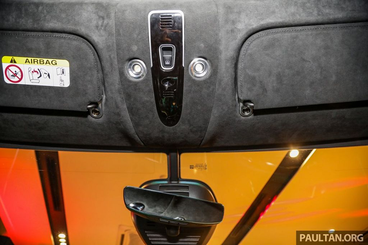 "Trái tim" của DBX là khối động cơ AMG V8 4.0L tăng áp kép, cho ra công suất tối đa 550 mã lực và 700 Nm mô-men xoắn cực đại. Những thông số này về cơ bản khá tương đồng với những "người anh em" như Vantage hay DB11 V8. Siêu phẩm mới chỉ mất 4,5 giây để tăng tốc từ 0-100km/h trước khi đạt vận tốc tối đa 291km/h.