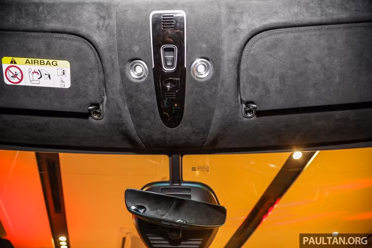 "Trái tim" của DBX là khối động cơ AMG V8 4.0L tăng áp kép, cho ra công suất tối đa 550 mã lực và 700 Nm mô-men xoắn cực đại. Những thông số này về cơ bản khá tương đồng với những "người anh em" như Vantage hay DB11 V8. Siêu phẩm mới chỉ mất 4,5 giây để tăng tốc từ 0-100km/h trước khi đạt vận tốc tối đa 291km/h.