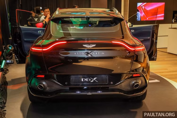 Là một siêu xe thể thao trên nền tảng của một mẫu crossover, do đó DBX sở hữu một thiết kế mang đầy tính khí động học. Những đường gân chạy dài từ đầu xe tới đuôi xe, cộng với mang thoát gió phía dưới trụ A mang tới cái nhìn dữ dằn và thể thao hơn cho xe. Thêm nữa, với việc thiết kế bộ mui vát nhẹ về phía sau càng khiến chiếc xe vốn có ngoại hình to lớn như DBX trở nên nhẹ nhàng và tinh tế hơn bội phần.