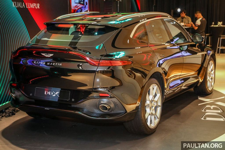 DBX là mẫu SUV đầu tiên của thương hiệu siêu xe Anh Quốc - Aston Martin. Tiếp nối thành công của các đàn anh đi trước, Aston Martin DBX mang trong mình ADN thiết kế tổng thể đậm chất Aston Martin với những nếp gấp mềm mại và bộ lưới tản nhiệt hình "miệng cá" quen thuộc.