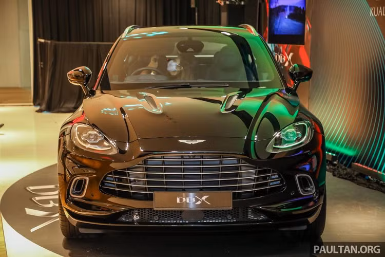 Như vậy, tiếp sau Singapore và Thái Lan, Malaysia là đất nước thứ 3 trong khu vực Đông Nam Á chào đón sự hiện diện của siêu phẩm này. Giá xe Aston Martin DBX sẽ khởi điểm từ 818.000 RM (khoảng 4,7 tỷ đồng) tại Malaysia và chưa bao gồm các loại thuế phí cùng tuỳ chọn kèm theo.