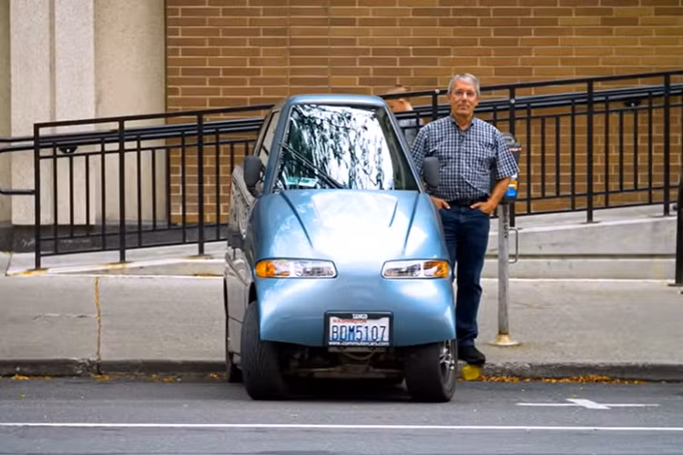 Tango T600 được khẳng định là chạy rất nhanh: với 805 mã lực, nó chỉ mất 3,2 giây để gia tốc từ 0-96 km/h, và có thể đạt tốc độ tối đa 240 km/h. Thứ hai, nó đáng tin cậy: nếu bạn nghĩ rằng tốc độ nhanh như thế sẽ khiến nó dễ bị lật hoặc mất kiểm soát, bạn nên biết rằng nó có trọng tâm rất thấp và một khung chống lật tiêu chuẩn FIA. Phần lớn trọng lượng của xe nằm ở cụm pin được đặt ở dưới gầm xe, qua đó khiến nó không thể lật được.