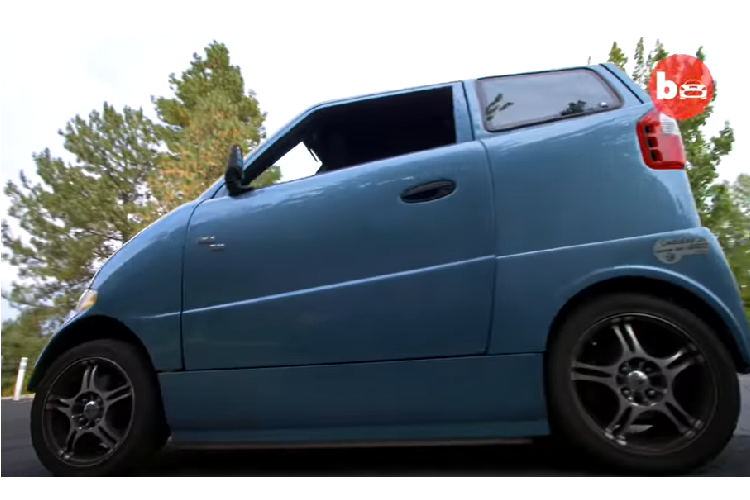 Tango còn tự hào công bố cự li di chuyện lên tới 240 km mà có thể kéo dài hơn nữa tùy thuộc vào lựa chọn trang bị của người mua, và có trang bị các tính năng an toàn bổ sung như dây đai an toàn 4 điểm, ghế Sparco độ, khả năng bẻ lái tuyệt vời cùng tốc độ và hiệu suất tổng thể tốt hơn mọi xe máy hoặc ô tô phổ biến từ các thương hiệu danh tiếng. Người sử dụng còn có hệ thống âm thanh 400 watt, CD, DVD, điều hướng vệ tinh và camera lùi, và cả A/C.