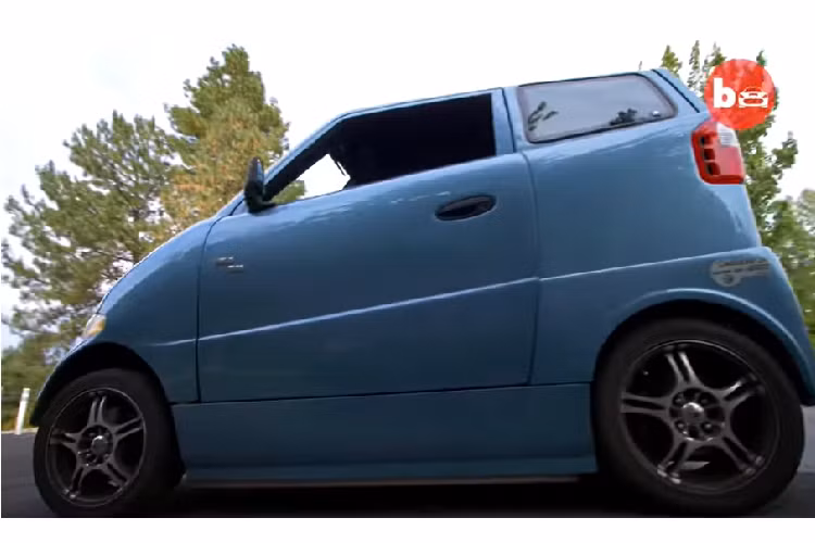 Tango còn tự hào công bố cự li di chuyện lên tới 240 km mà có thể kéo dài hơn nữa tùy thuộc vào lựa chọn trang bị của người mua, và có trang bị các tính năng an toàn bổ sung như dây đai an toàn 4 điểm, ghế Sparco độ, khả năng bẻ lái tuyệt vời cùng tốc độ và hiệu suất tổng thể tốt hơn mọi xe máy hoặc ô tô phổ biến từ các thương hiệu danh tiếng. Người sử dụng còn có hệ thống âm thanh 400 watt, CD, DVD, điều hướng vệ tinh và camera lùi, và cả A/C.