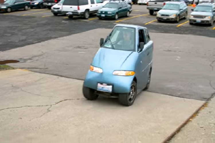 Dù là một chiếc xe “kit” được chế tạo từ các bộ phận tách biệt từ nhiều nhà sản xuất khác (bởi Commuter Cars không thể đảm bảo nguồn vốn để bắt đầu một dây chuyền sản xuất của riêng mình), chỉ có 12 chiếc Tango T600 hàng hiếm từng được chế tạo trong suốt lịch sử 22 năm của công ty.